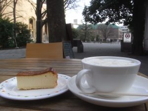 外でおしゃべりを楽しみました。