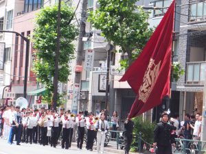 運動部の学生たちのパレード