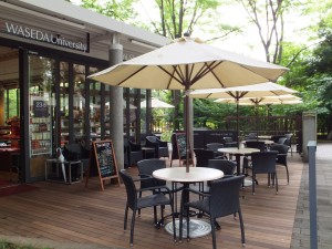 このカフェで、学生たちは「話」を楽しみます。