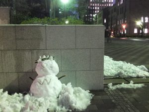 早稲田大学正門の雪だるま