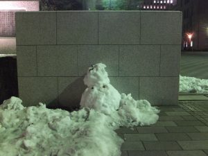 早稲田大学正門の雪だるま