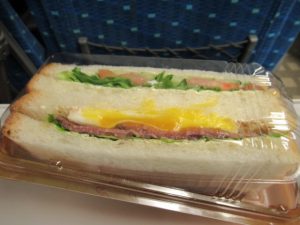 差し入れのサンドイッチ