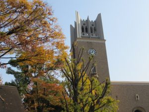 学生がいなくて、寂しそうな大隈講堂