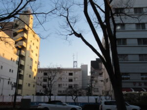 制服のマルミヤ隣(早大通り)