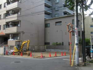 早稲田大学正門横・大隈講堂前