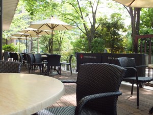 大学内のカフェでおしゃべりを楽しみます。