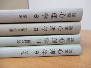 慶応大学の学生たちが読んでいる本